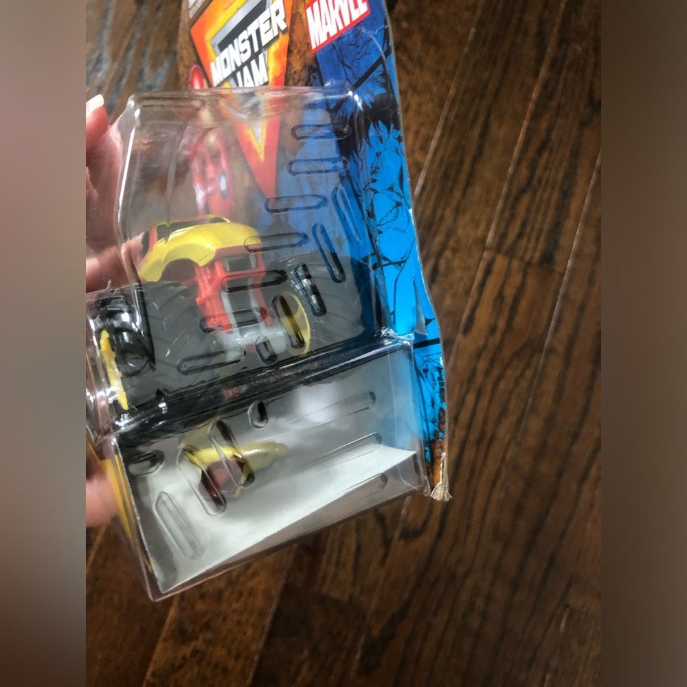 *NWT* Monster Jam Monster Trucks x Marvel Iron Man w/Flag- Series 1 - 1:64 Scale - Picture 2 of 6